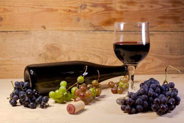 Üzüm ve şişe ile kırmızı şarap bir bardak