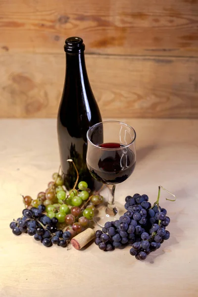 Een Glas Rode Wijn Met Druiven Een Fles Rechtenvrije Stockfoto's