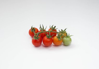 Beyaz bir arka plan üzerinde izole kiraz domates