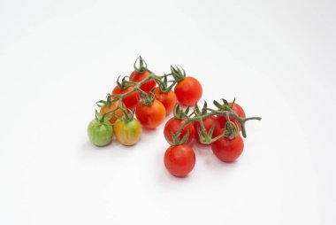 Beyaz bir arka plan üzerinde izole kiraz domates