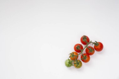 Beyaz bir arka plan üzerinde izole kiraz domates