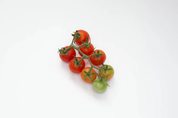 Tomates Cereja Isolados Sobre Fundo Branco — Fotografia de Stock