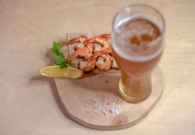 Kızarmış kaplan karidesi ve bira.