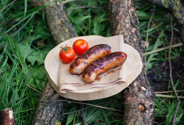 Kızarmış sosis ve kırmızı domates.