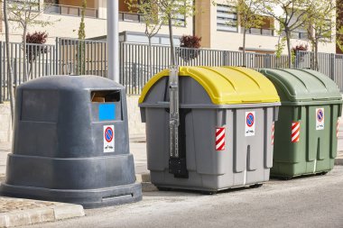 Geri dönüşüm kağıt plastik ve organik konteynerler. Atık ayrımı. Çöp