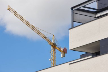 Modern bina ve Vinç makine yapısı. İnşaat sektöründe. Yatay