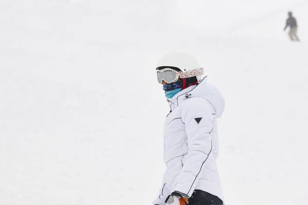 Esquiar Debaixo Neve Desporto Inverno Declive Esqui Horizontal — Fotografia de Stock