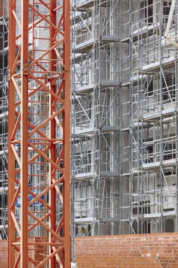 Bina cephe yapım aşamasında. Beton yapı. Mimarisi. Dikey