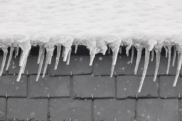 Estalactites Gelo Com Neve Detalhe Telhado Hora Inverno Horizontal — Fotografia de Stock