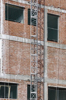 Bina yapım aşamasında. Tuğla cephe yapı. Mimarisi. Dikey