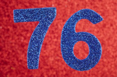 76 mavi renk kırmızı bir arka plan üzerinde numara. Yıldönümü. Yatay