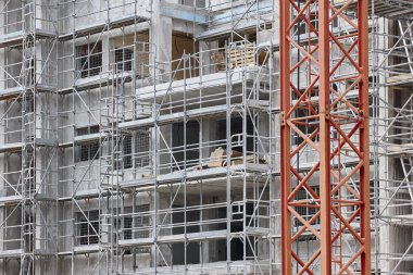 Bina cephe yapım aşamasında. Beton yapı. Mimarisi. Yatay