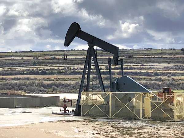 油ポンプ装置 Ayoluengo ブルゴス スペイン エネルギー生産 — ストック写真