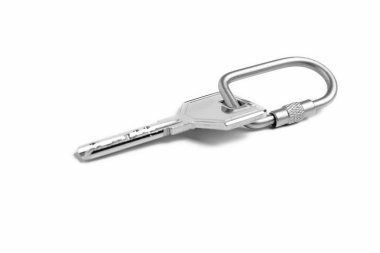 Anahtar halkası ile beyaz arka plan üzerinde bir anahtar. Kiralık, satın