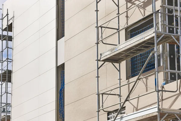 建設中の建物のファサード 断熱材とタイル 水平方向 — ストック写真