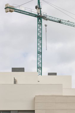 Modern bina ve Vinç makine yapısı. İnşaat sektöründe. Dikey