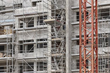 Bina cephe yapım aşamasında. Beton yapı. Mimarisi. Yatay