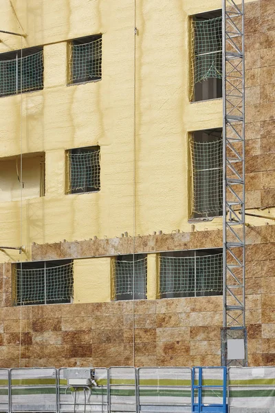建設中の建物のファサード 断熱材とタイル 水平方向 — ストック写真