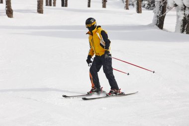 Adam kayak yapmayı öğrenmek başlamak üzere. Kış spor. Yatay