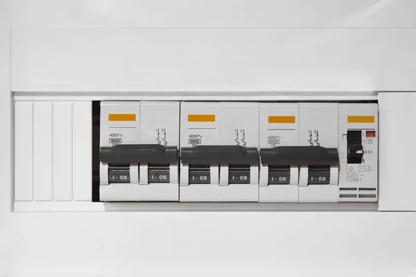 Schakelbord Controle Een Witte Muur Elektrische Apparaten Energie — Stockfoto