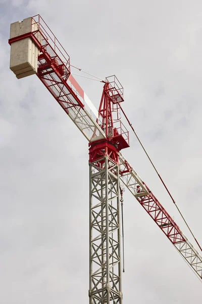 Estructura Maquinaria Grúa Bajo Cielo Blanco Industria Construcción Vertical —  Fotos de Stock