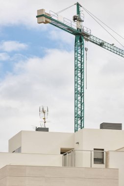 Modern bina ve Vinç makine yapısı. İnşaat sektöründe. Dikey