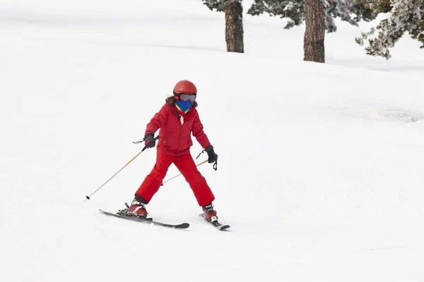 Девушка Катается Лыжах Лесному Склону Белый Горный Пейзаж Зимний Спорт — стоковое фото