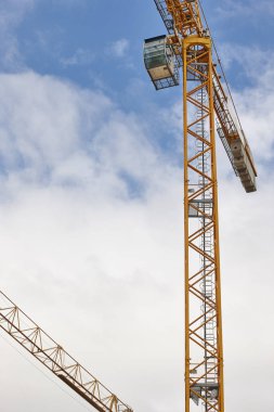 Bina yapım aşamasında. Vinç makine yapısı. Sanayi. Dikey