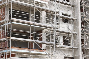 Bina cephe yapım aşamasında. Beton yapı. Mimarisi. Yatay