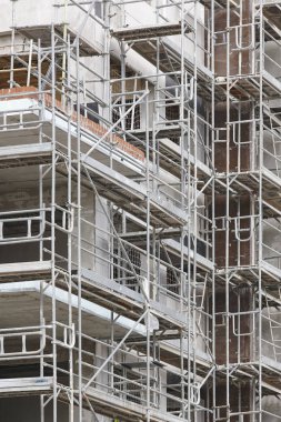 Bina cephe yapım aşamasında. Beton yapı. Mimarisi. Yatay