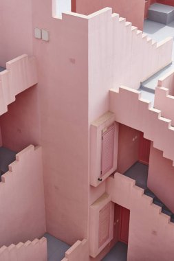 Geometrik bina tasarımı. Kırmızı duvar, La Manzanera. Calpe, İspanya