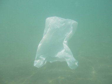 Denize kayan plastik torba. Kirli çevre. Çöp geri dönüşüm         