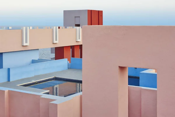 Edificio Geometrico Piscina Muro Rosso Manzanera Calpe Spagna — Foto Stock