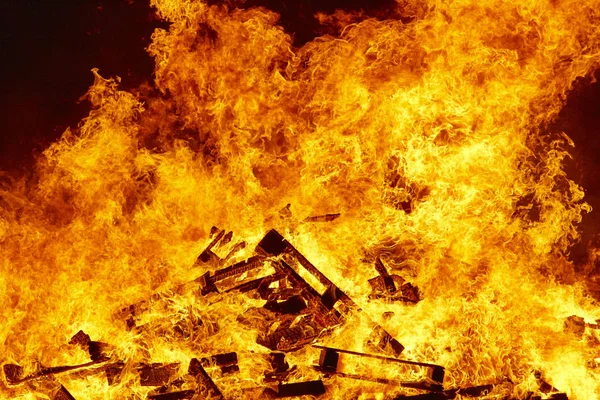Brand Vlammen Een Vreugdevuur Brandweerman Noodsituaties Gevaar Verbranding Emissiegrenswaarden — Stockfoto