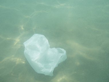 Denize kayan plastik torba. Kirli çevre. Çöp geri dönüşüm                   
