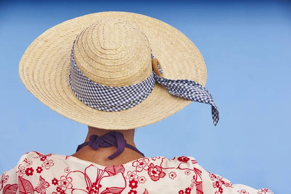 Ora Legale Donna Con Cappello Sfondo Blu Tempo Relax — Foto Stock