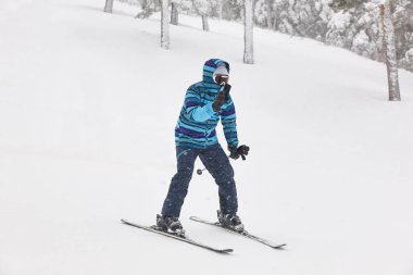 Kayak ve kış döneminde bir selfie alarak genç. Rekreasyon