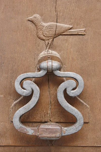 Yaşlı Bir Ahşap Kapı Metalik Kapı Tokmağı Ayrıntı Geçirdi Dikey — Stok fotoğraf