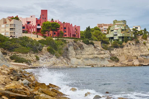 西班牙阿利坎特的地中海沿岸 拉曼萨内拉 红墙Calpe — 图库照片
