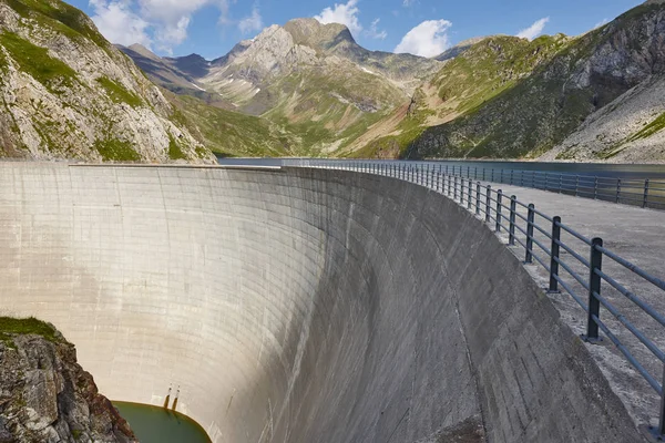 Плотина Лоузет Арагоне Гидроэлектроэнергия Треккинг Испания — стоковое фото