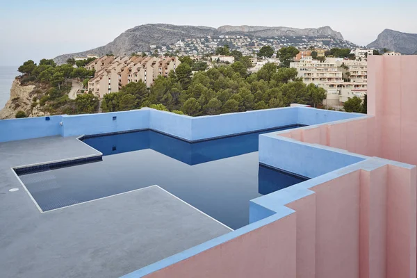 Geometrisches Gebäude Schwimmbad Rote Wand Manzanera Calpe Spanien — Stockfoto