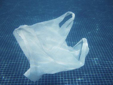 Suya kayan plastik torba. Kirli çevre. Çöp geri dönüşüm         