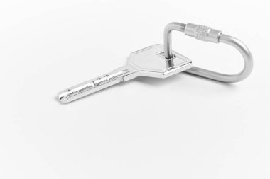 Anahtar halkası ile beyaz arka plan üzerinde bir anahtar. Kiralık, satın