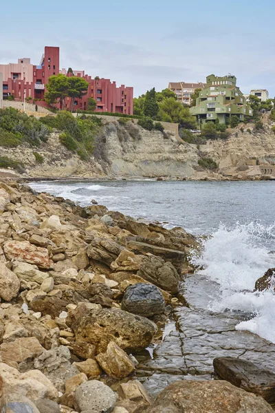 西班牙阿利坎特的地中海沿岸 拉曼萨内拉 红墙Calpe — 图库照片