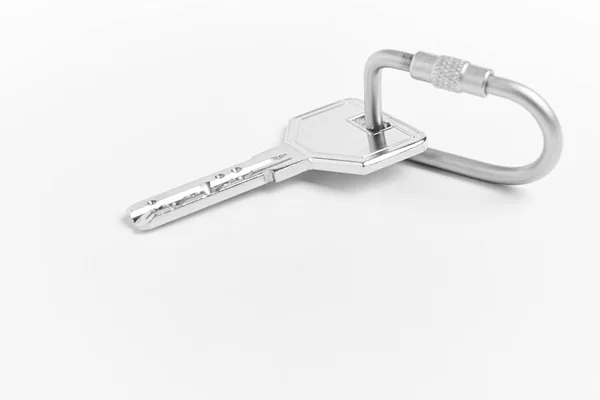 Schlüsselanhänger Mit Einem Schlüssel Auf Weißem Hintergrund Mieten Kaufen — Stockfoto