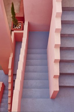 Geometrik bina tasarımı. Kırmızı duvar, La Manzanera. Calpe, İspanya