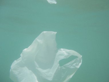 Denize kayan plastik torba. Kirli çevre. Çöp geri dönüşüm                  