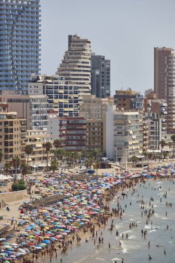 İspanya Akdeniz kıyı şeridi. Calpe plaj. Yaz kalabalık. Alicante deniz manzarası