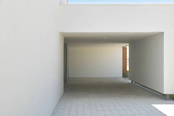 モダンな建物の入り口と白のファサード ミニマリズムの建築 水平方向 — ストック写真