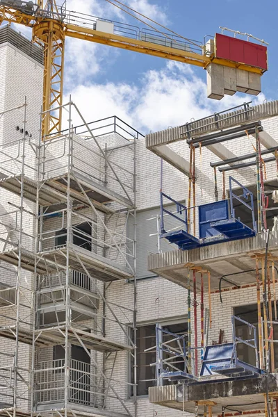 建設中のビル クレーン機械構造 垂直方向 — ストック写真